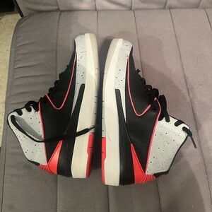 Retro 2 men size 9 preowned good condition